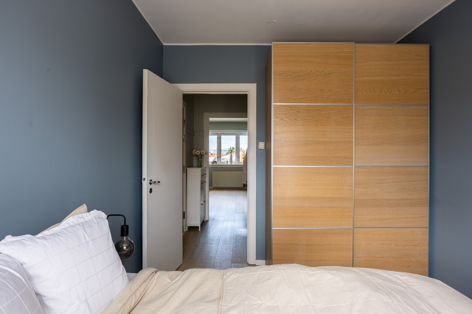 Den doble skyvedørsgarderoben gir bra med lagringsplass. Galleribilde