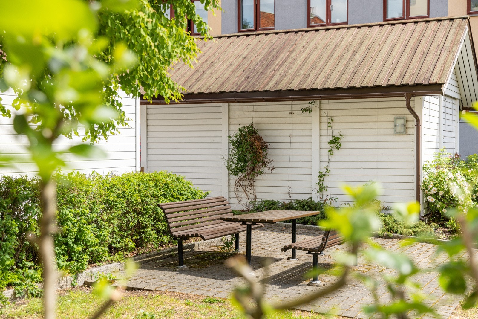 Gårdens beboere har blant annet tilgang på et fellesvaskeri i hver oppgang og et nyere, låst sykkelskur i bakgården. Galleribilde