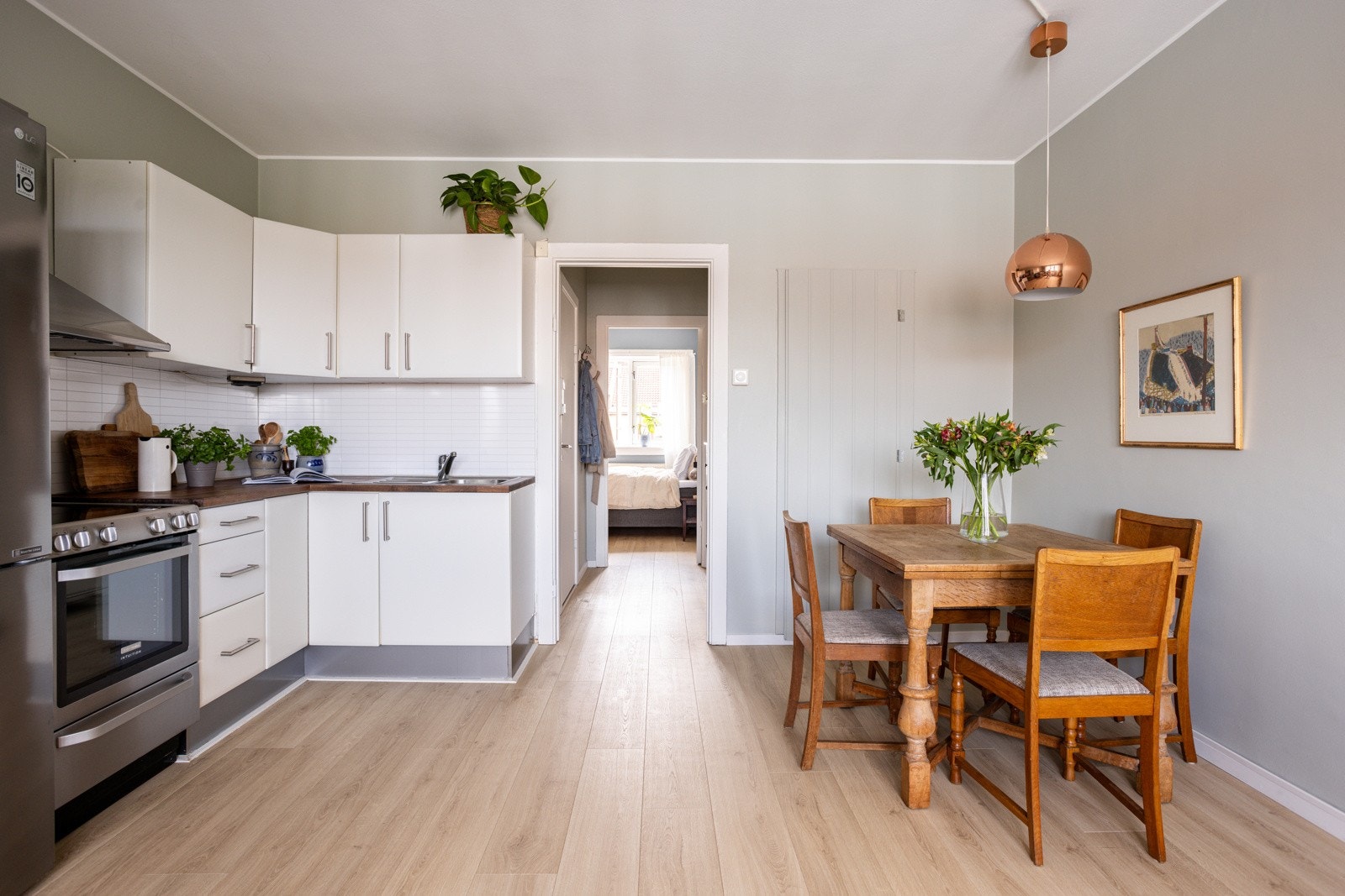 Leiligheten liger i 5. etasje og inneholder entre, stue med smart kott for lagring, kjøkken, soverom og bad. Galleribilde