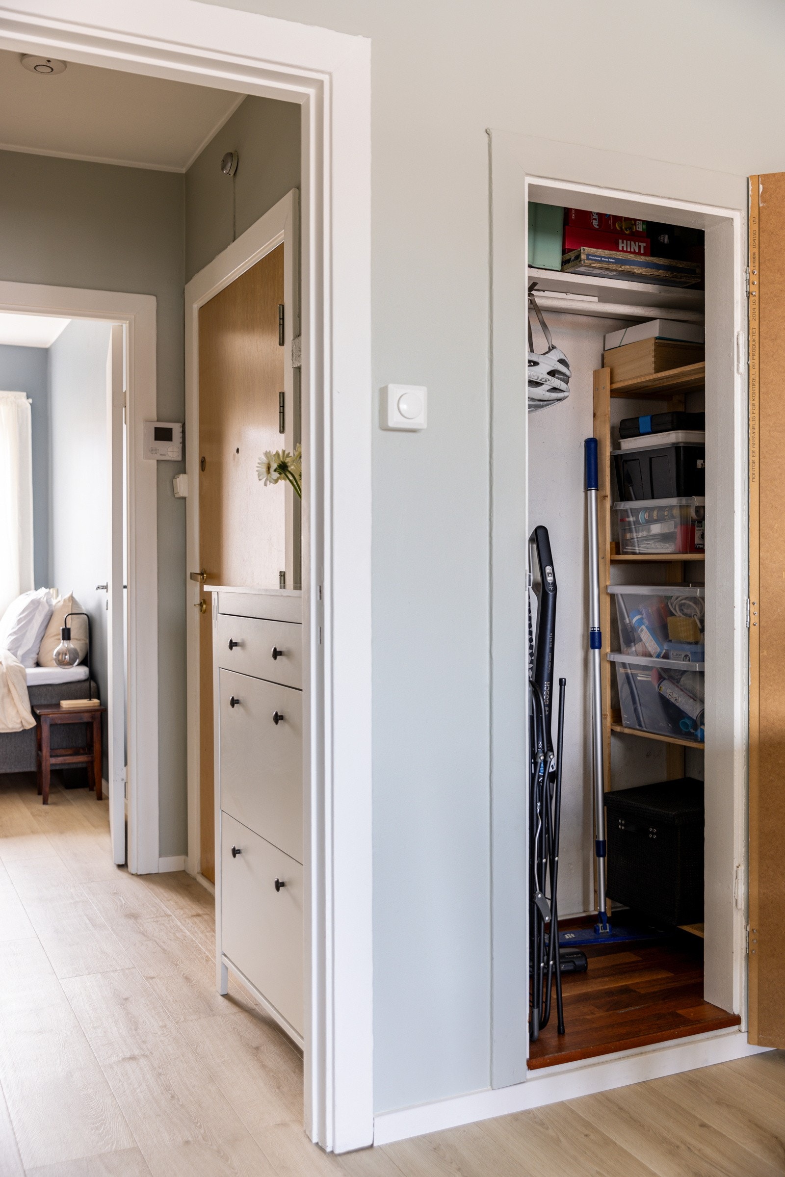 Legg også merke til det smarte innbygde kottet i stuen som gir plass til vaske- og sportsutstyr ol. Galleribilde