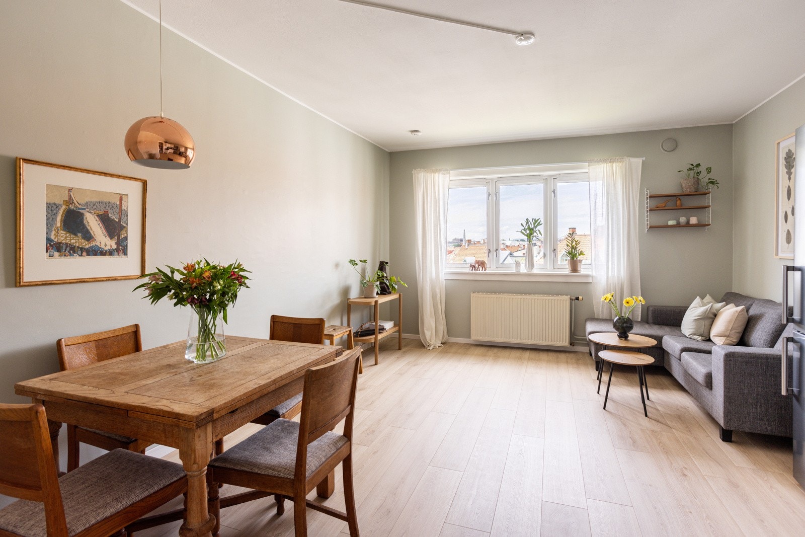 Vi har for salg en lys og tiltalende 2-roms toppleilighet med "alt" inkludert i felleskostnadene og populær beliggenhet med flott utsyn. Dette er et perfekt førstegangskjøp! Galleribilde