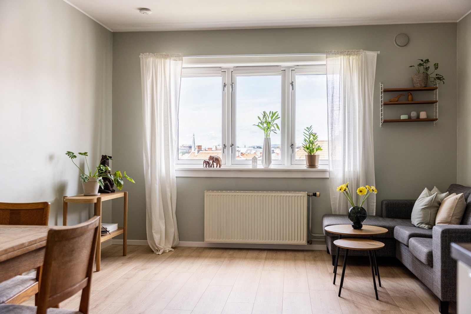 Leiligheten har en gjennomgående planløsning med store vindusflater på begge kanter som slipper lyset inn og gir en god romfølelse. Galleribilde