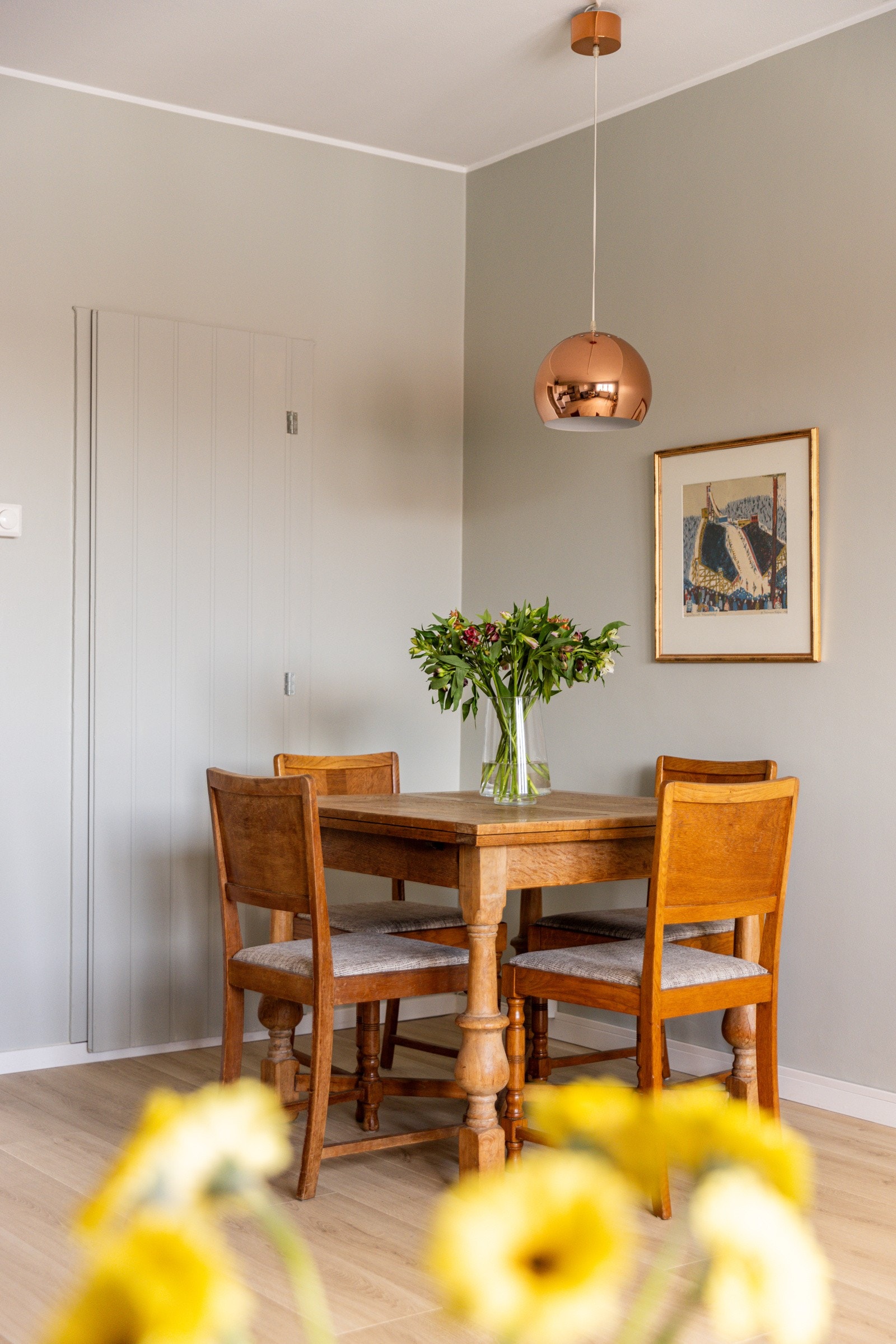 Det er fint med plass til egen spiseplass tilknyttet kjøkkenet. Galleribilde