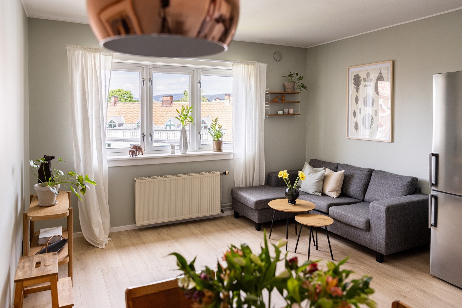 Stuen har en fin størrelse og kan enkelt møbleres med både sittegruppe og tilhørende tv-møblement. Galleribilde