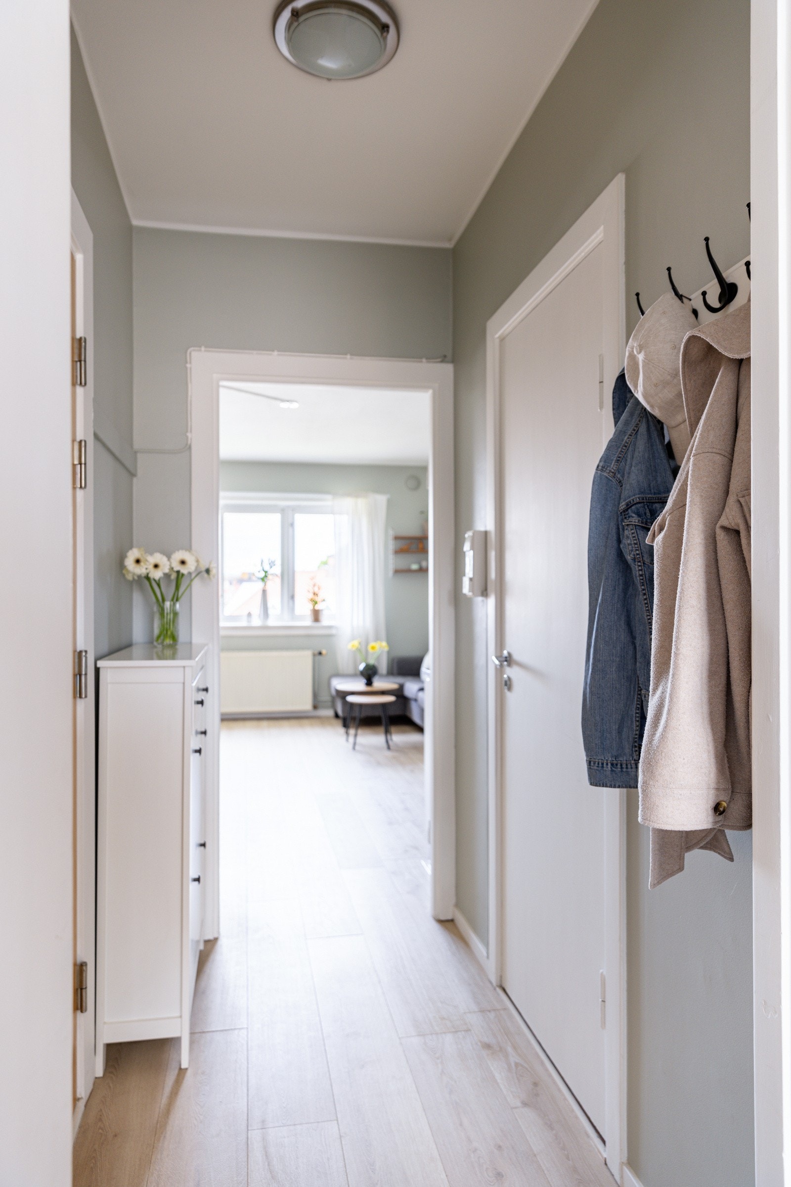 Leiligheten disponerer en bod på loftet som kun er en trapp opp fra leiligheten. I tillegg disponeres en bod i kjelleren. Galleribilde