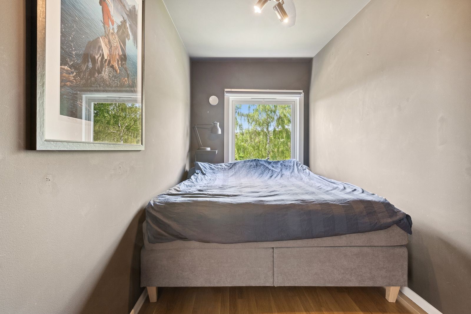 Soverom. Mye garderobeplass. Galleribilde