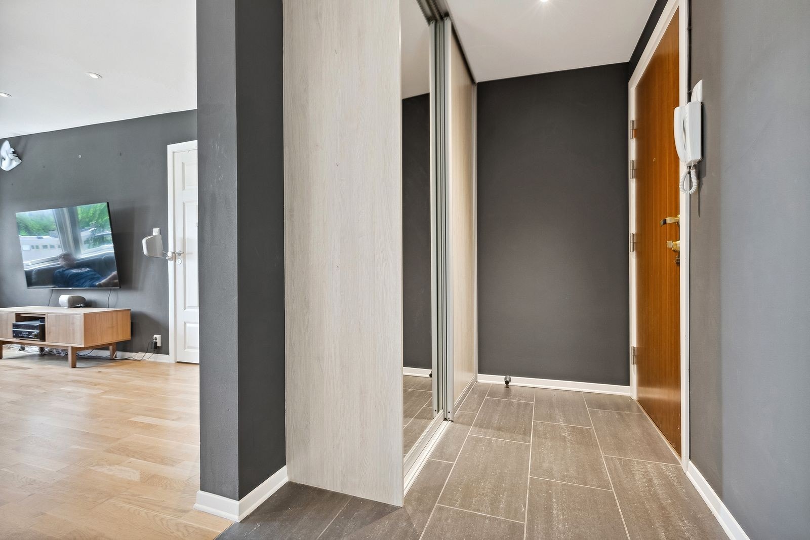 Stor entré med garedrobeløsning. Galleribilde