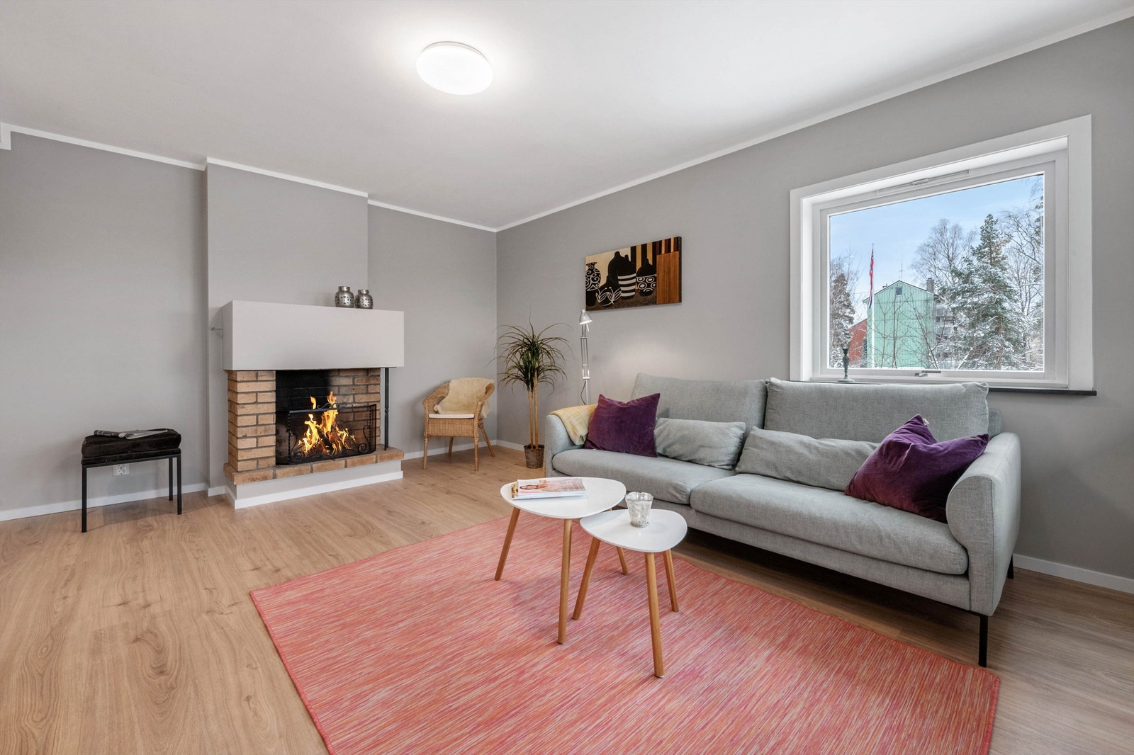 Området er barnevennlig og rolig, men sentralt med godt kollektivtilbud. Leiligheten har blitt oppgradert i 2024. Galleribilde