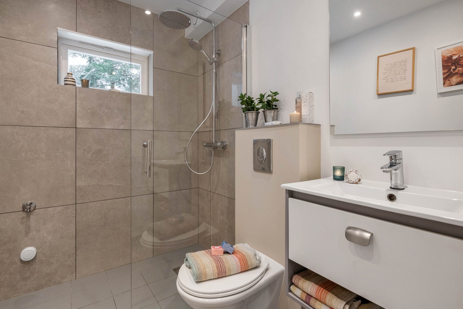 Nytt flislagt bad fra 2024 med gulvvarme. Galleribilde