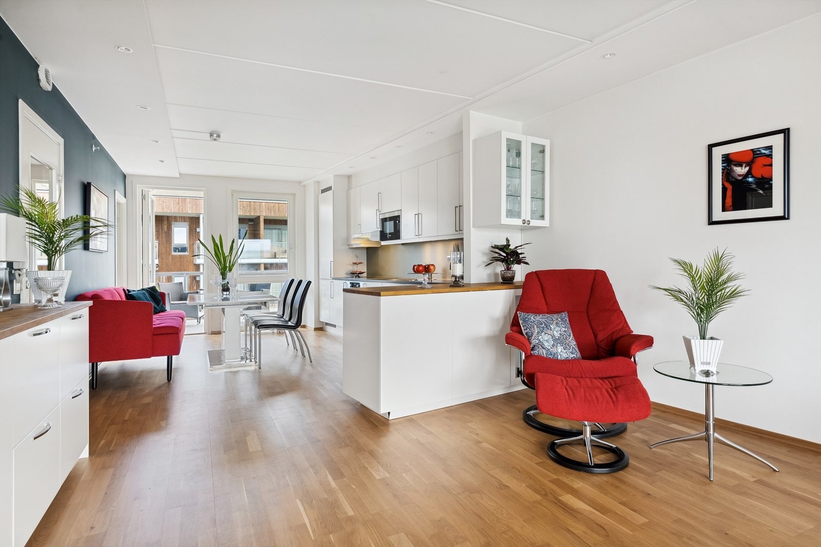 Mellom stuen og kjøkkenet er det en barløsning med heltrebenkeplate og ekstra oppbevaringsplass. Galleribilde