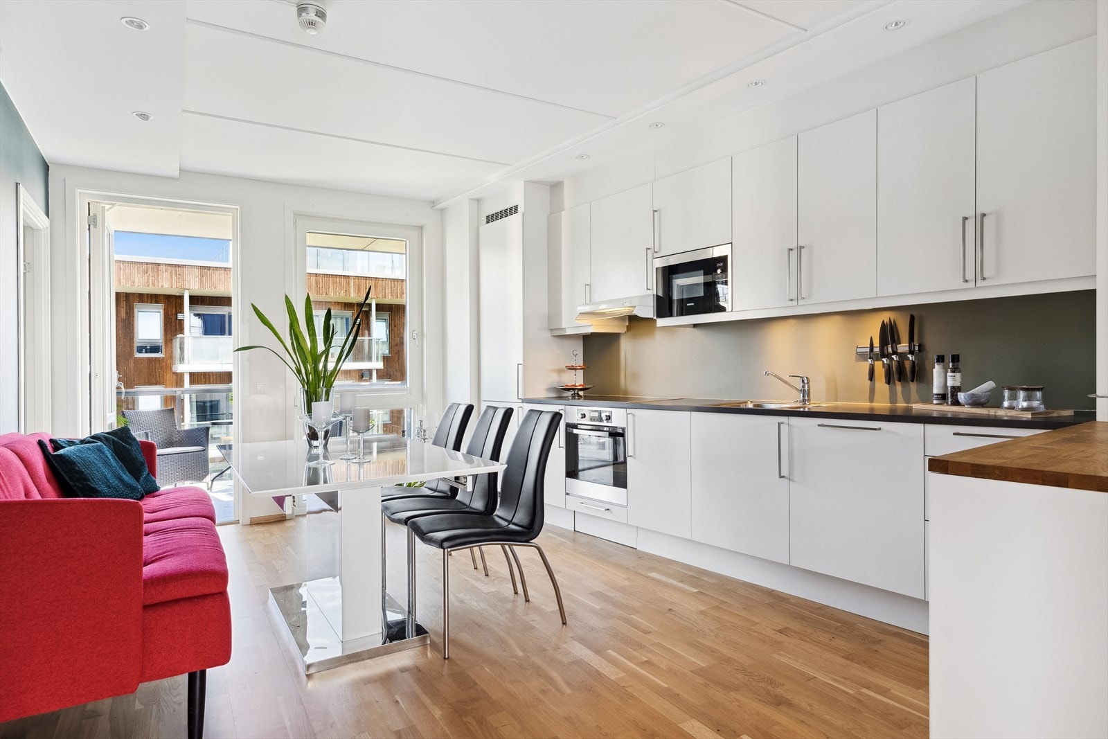 Nærheten mellom kjøkkenet og spiseplassen gjør matlagingen sosial og serveringen enkel. Galleribilde