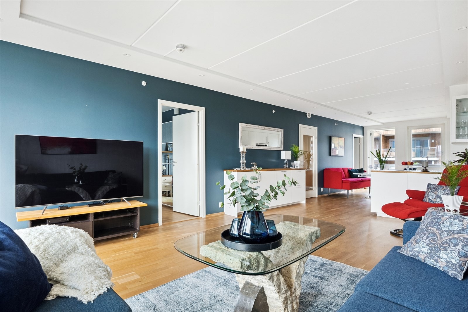 Stuen og kjøkkenet danner et langstrakt, innbydende allrom på ca. 44,5 kvm. Galleribilde