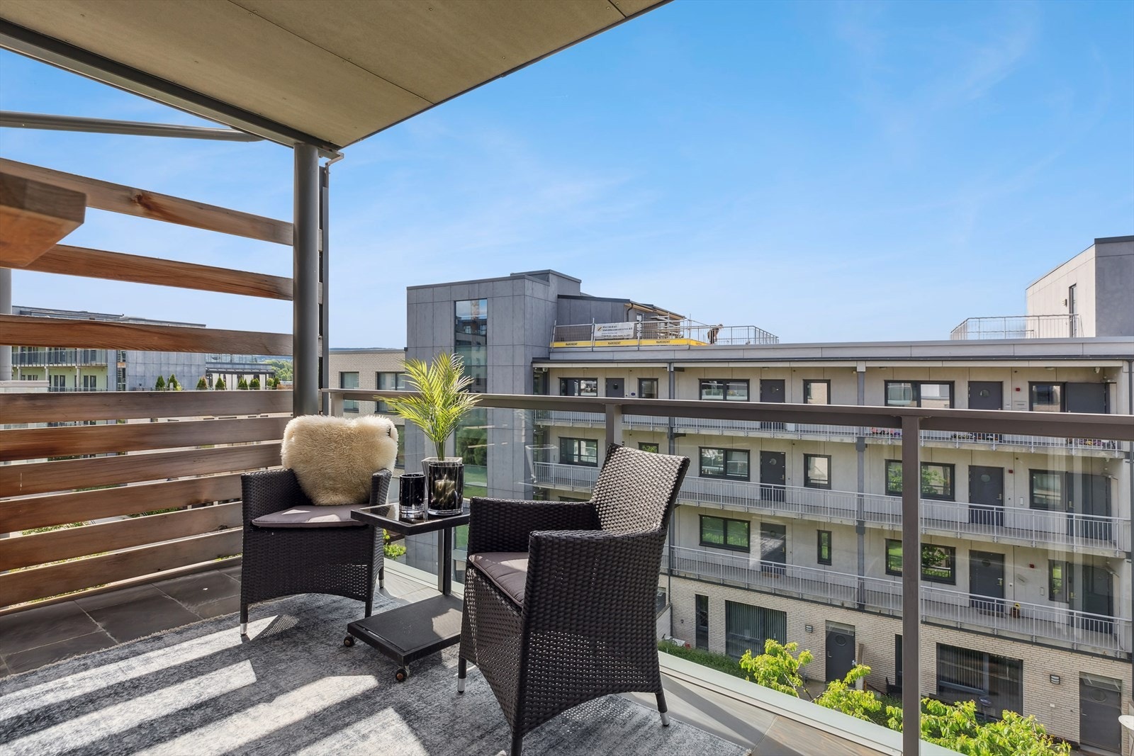 Balkongen ved stuen er på ca. 8,5 kvm, og har flislagt dekke. Galleribilde