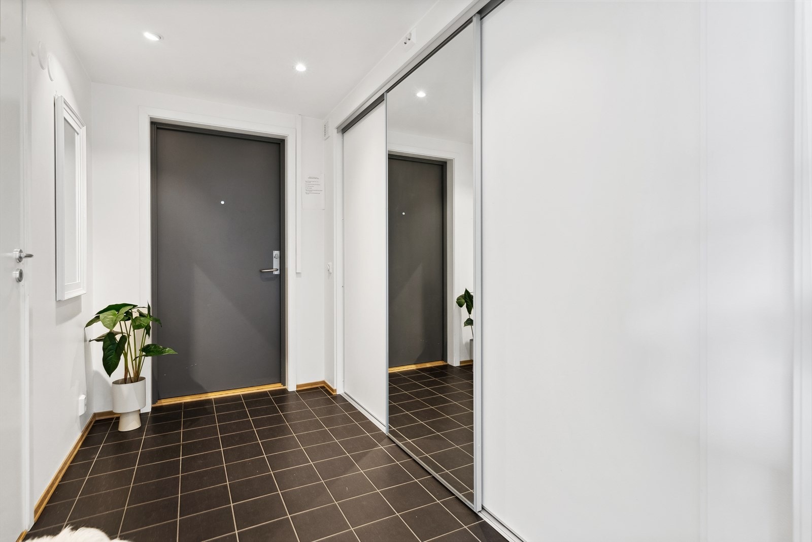 Det er god plass til yttertøy, sko og utstyr i en stor skyvedørsgarderobe i entreen. Galleribilde