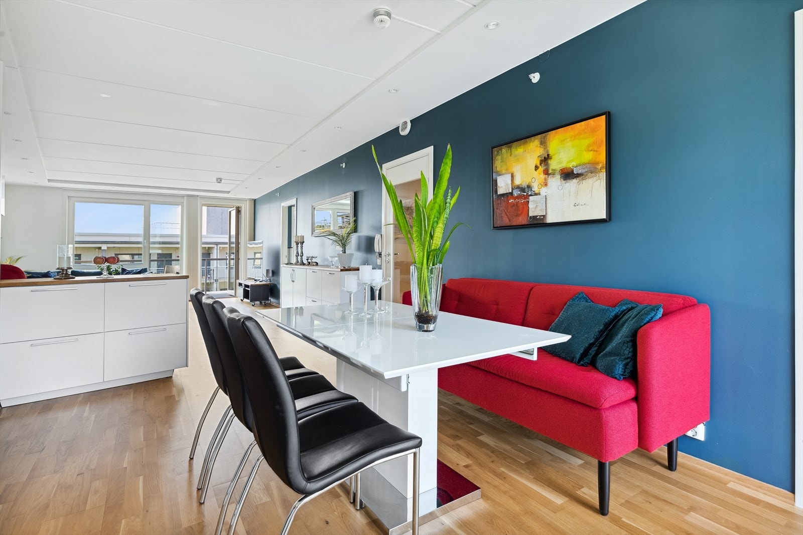 Allrommet har hvitmalte overflater, og i fin kontrast er én vegg malt i en delikat blåtone. Galleribilde