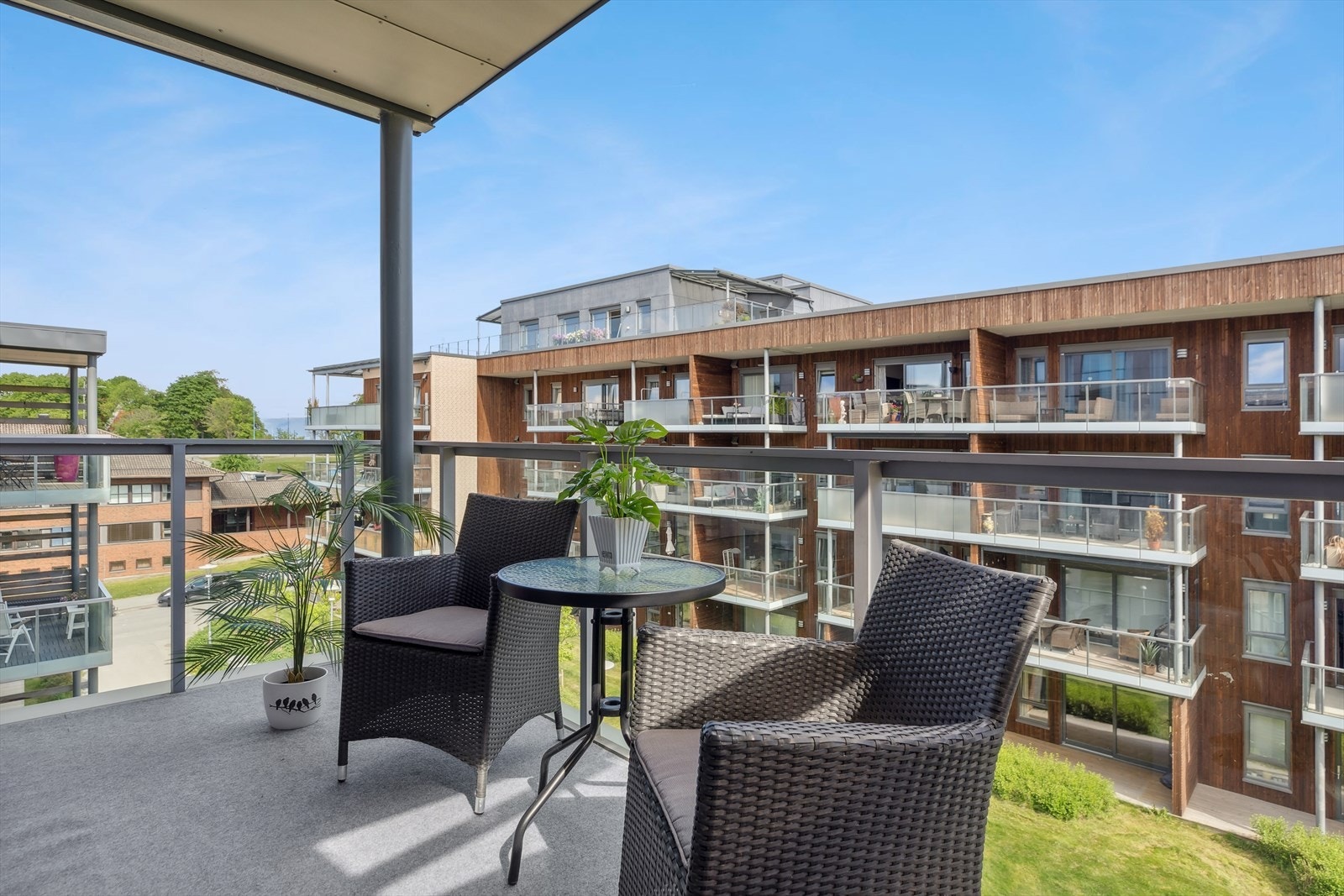 Ved kjøkkenet er det en overbygd balkong på ca. 7,5 kvm med teppelagt betongdekke. Galleribilde