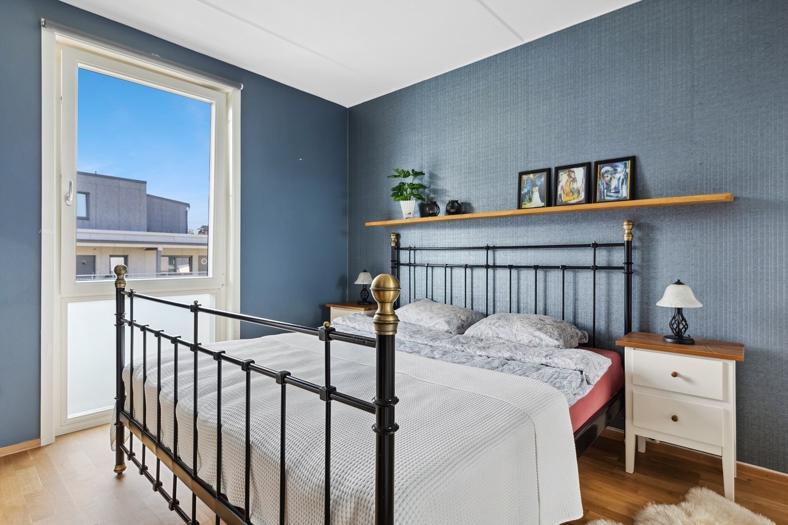 Hovedsoverommet er på ca. 13 kvm, og har fin plass til en stor dobbeltseng og tilhørende møblement. Galleribilde