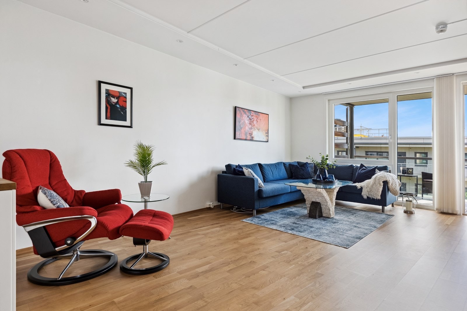 Allrommet har downlights i himlingen og gyllen, trestavs parkett på gulvet. Galleribilde