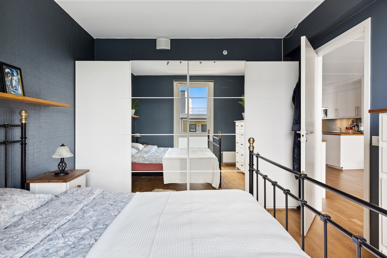 På hovedsoverommet er det en stor skyvedørsgarderobe med god oppbevaringsplass. Galleribilde