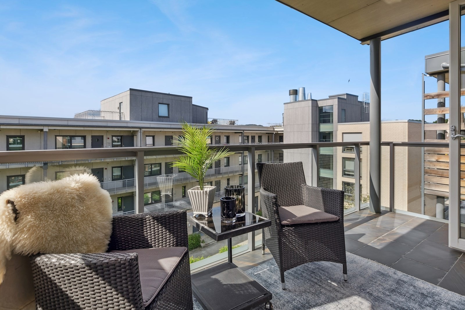 Upåklagelige solforhold kan nytes til det fulle på leilighetens to balkonger. Galleribilde