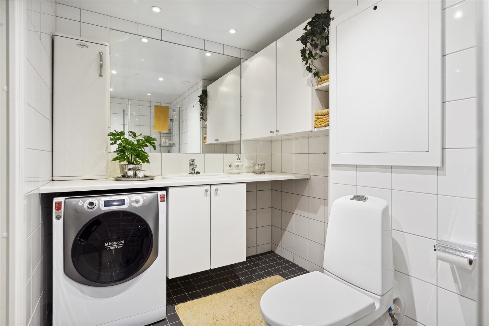 Badet et på ca. 5,5 kvm, og er utstyrt med bl.a. gulvvarme og opplegg for vaskemaskin. Galleribilde