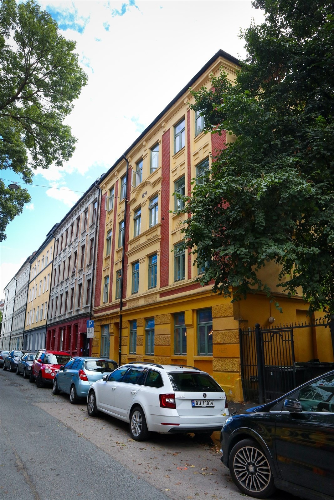 Leiligheten ligger i populære omgivelser på Grünerløkka omringet av yrende folkeliv. Schæffers gate er en tilbaketrukket sidegate som er skjermet for det meste av støy og trafikk. Galleribilde