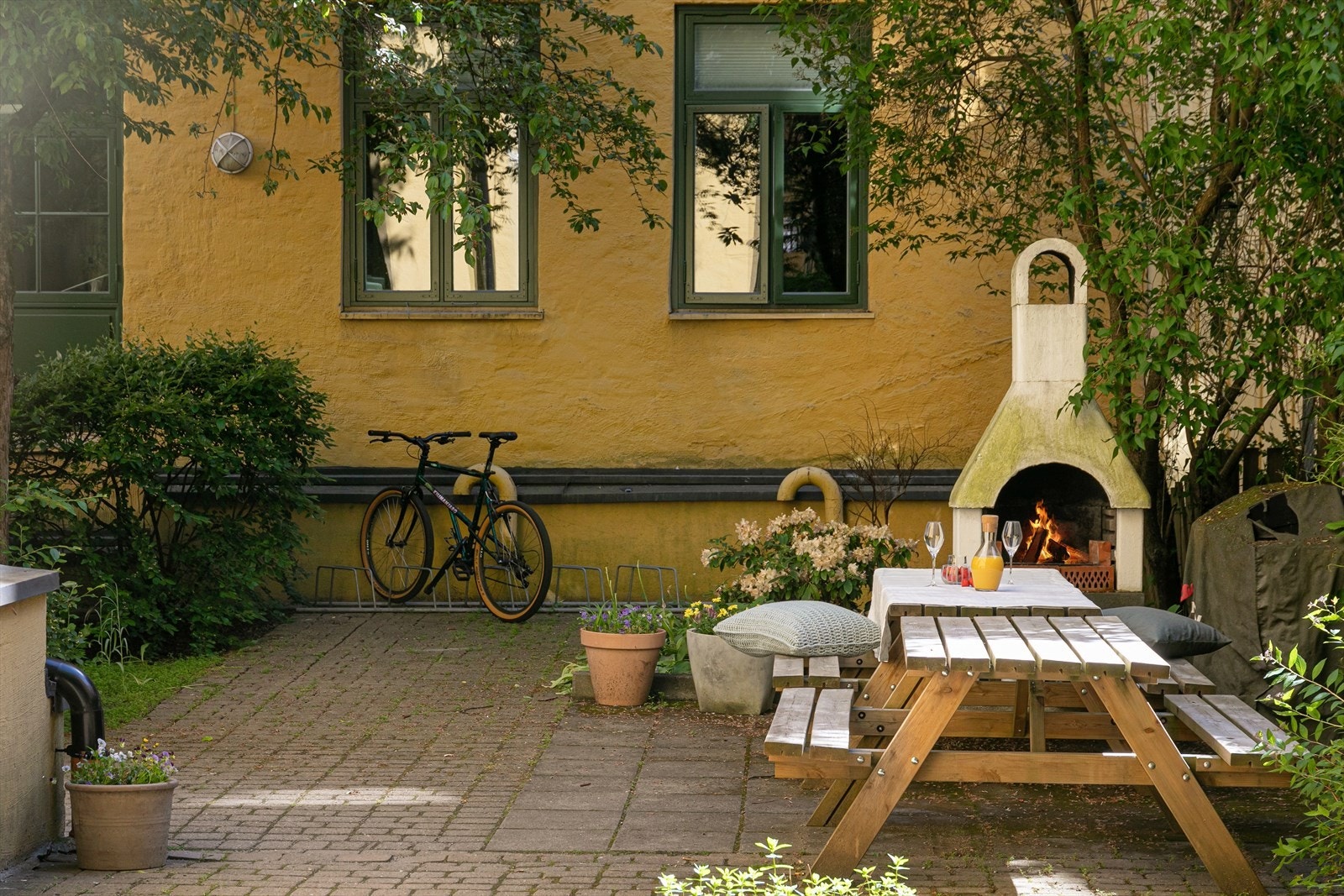 Inviter venner og bekjente på trivelige sosiale lag! Her er det hyggelige sittegrupper og utepeis. Galleribilde