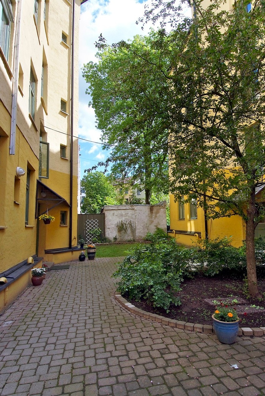 Fra svært hyggelig, lukket bakgård er det enkel adkomst til leiligheten som ligger i skjermet, høy 1. etasje. Galleribilde