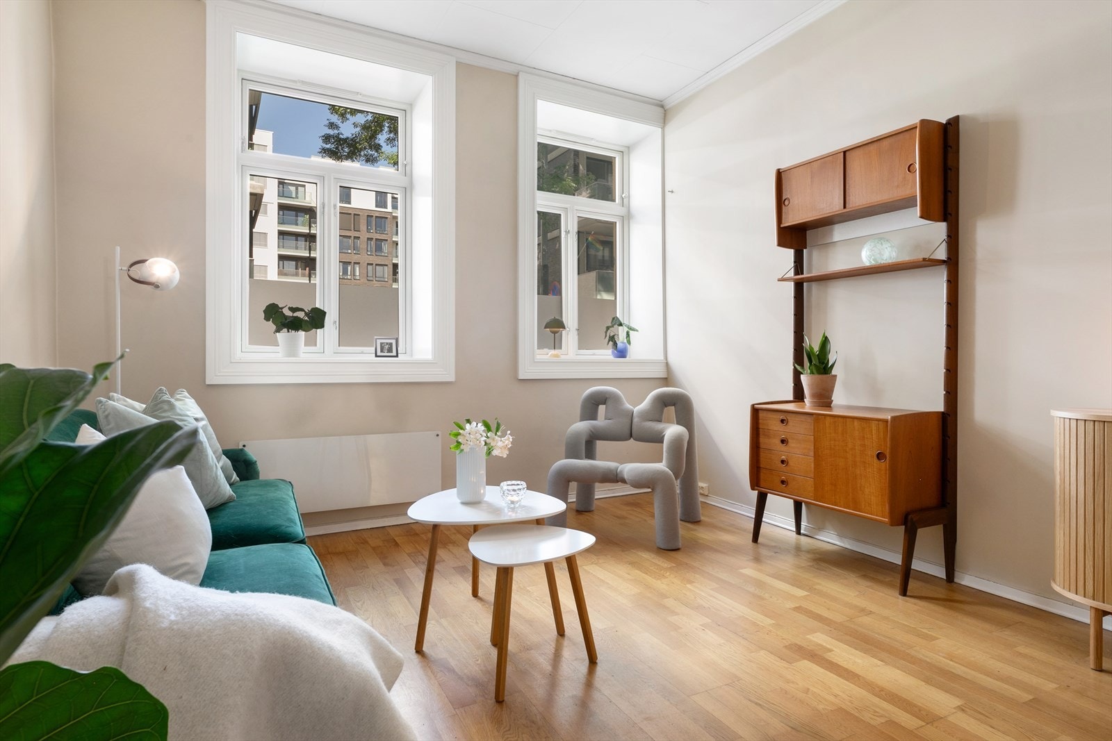 Her kan det fint innredes med både sofagruppe, spisestue og mediereol. Galleribilde