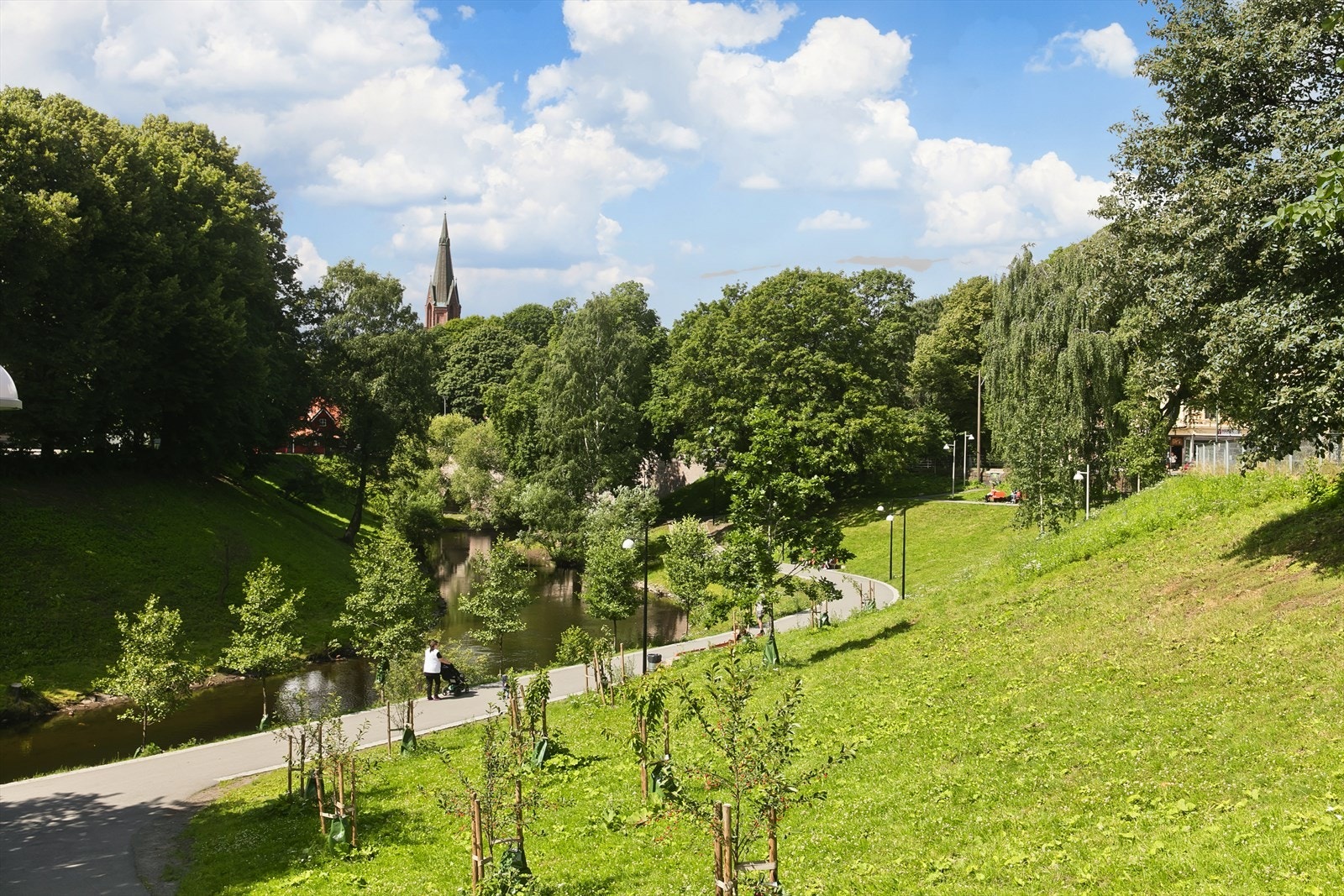 Akerselva er på sitt fineste gjennom Grünerløkka, med fossestryk, broer og rester av spennende arbeidshistorie. Bydelens flotte parker er også flotte attraksjoner. Galleribilde
