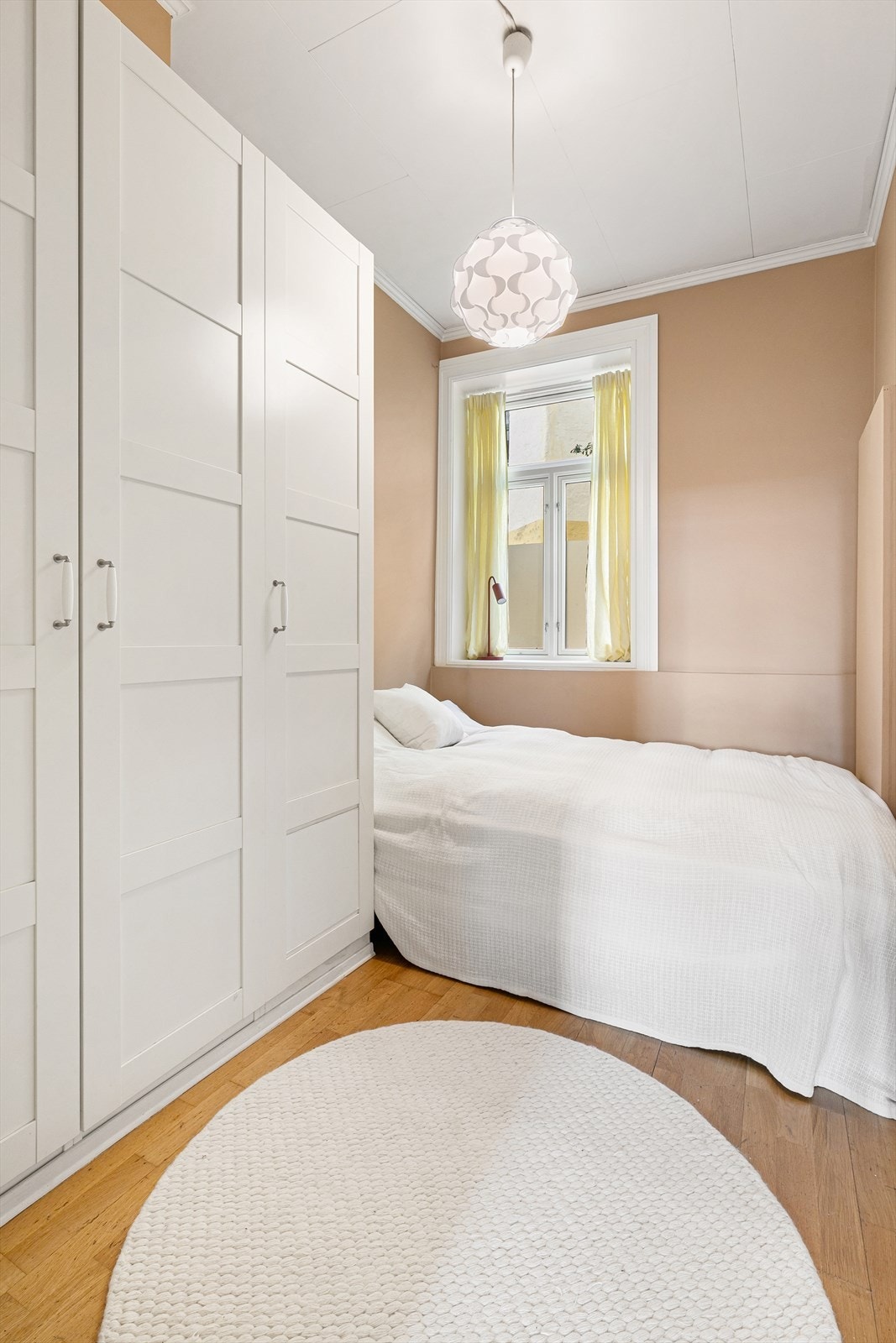 Soverommet oppleves lunt og behagelig, og har god nok plass til at det kan innredes med en dobbeltseng. Galleribilde