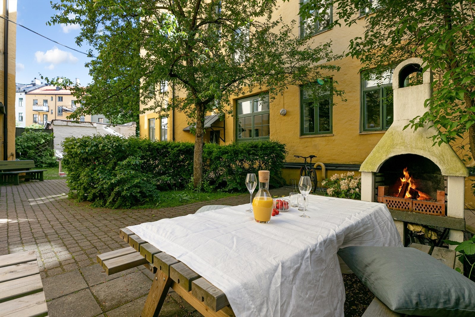 Velkommen til bakgårdsidyll på Løkka! Borettslaget har en herlig, skjermet bakgård. Hva passer vel bedre enn å nyte lunsjen ute i bakgården? Galleribilde