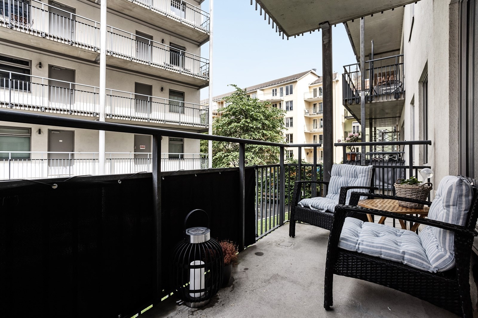 Fra stuen er det utgang til nordvest-vendt balkong på ca. 5 m². Galleribilde