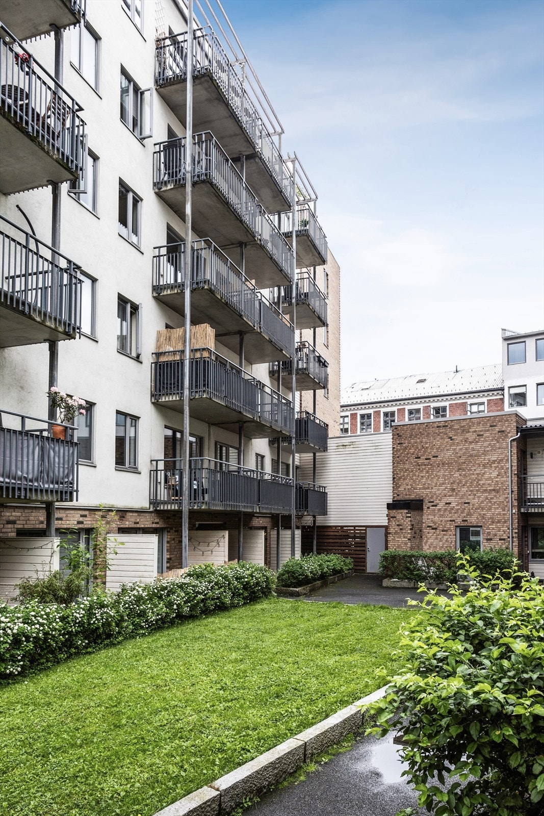 Flott bakgård til bruk for beboerne i borettslaget. Galleribilde