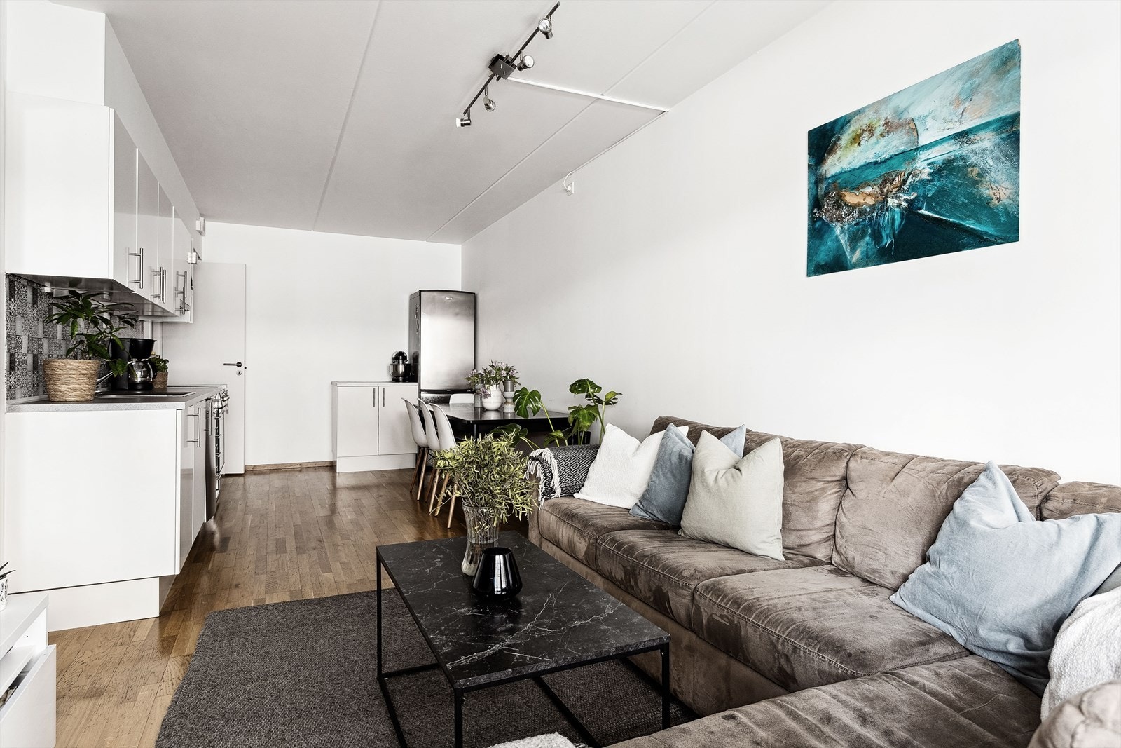Leiligheten har en sosial og åpen løsning mellom stue og kjøkken med god plass til spisebord. Galleribilde