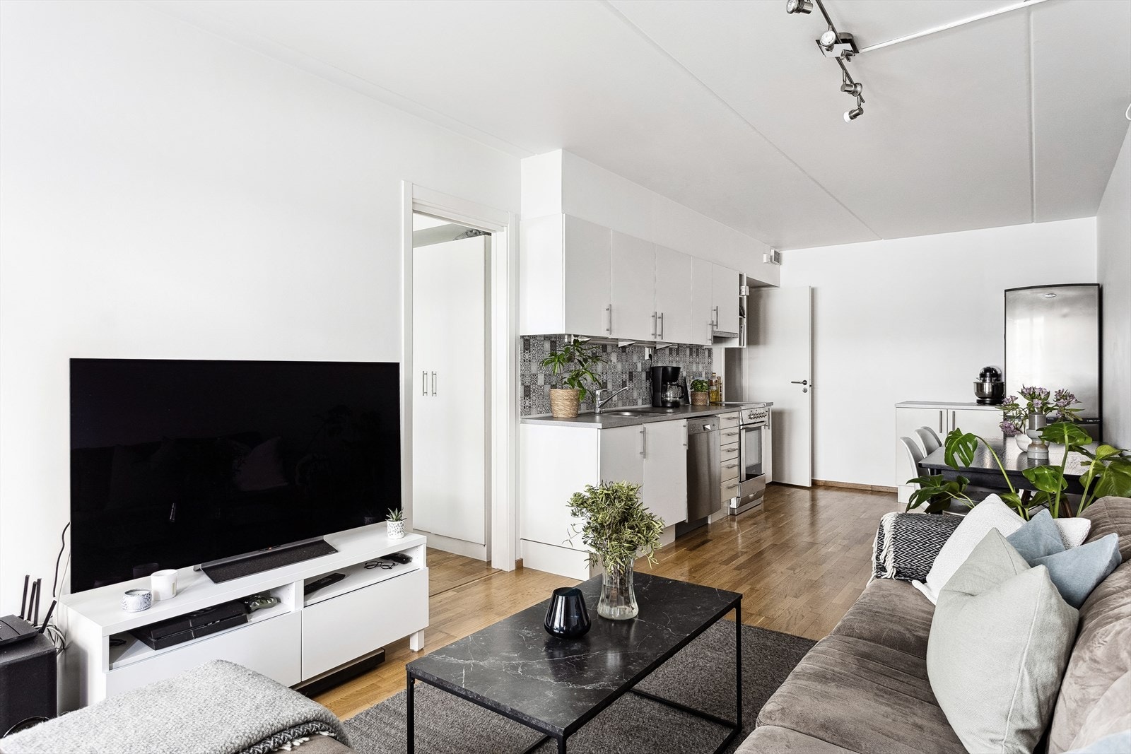 Stuen har god plass til sofagruppe med plass til øvrig stuemøblement. Galleribilde