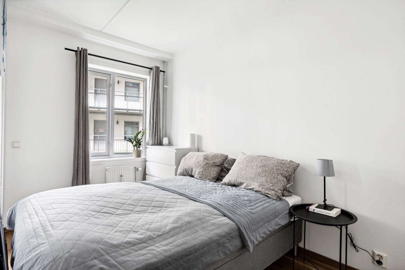 Soverom med inngang på to sider. Galleribilde