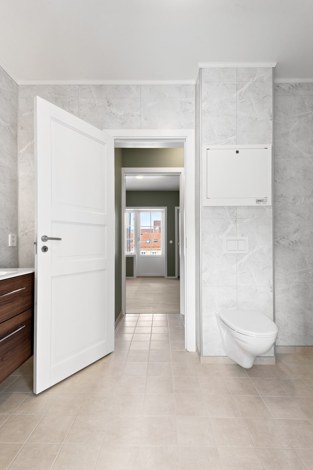 Badet har tilkomst fra både gangen og fra soverommet. Galleribilde