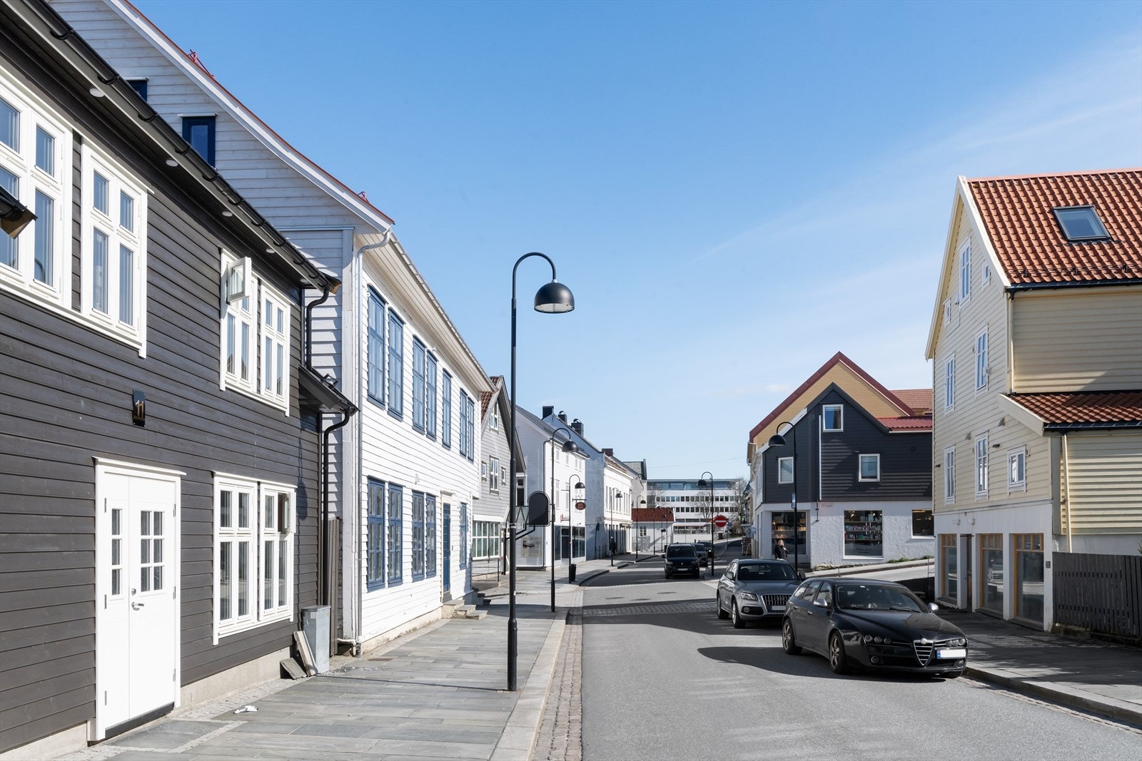 Leiligheten ligger i Strandgata i Florø sentrum Galleribilde