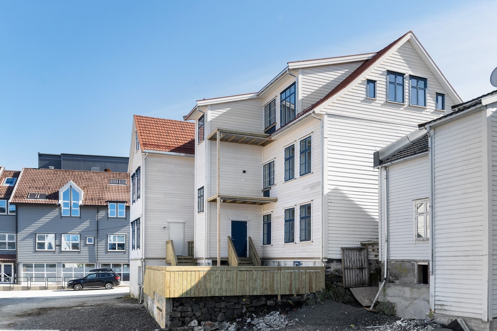 Det er en stor fellesterrasse på eiendommen. Galleribilde