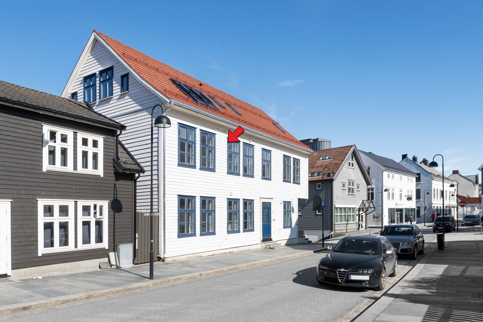Leiligheten ligger i Strandgata, med kort vei til "alt" Galleribilde