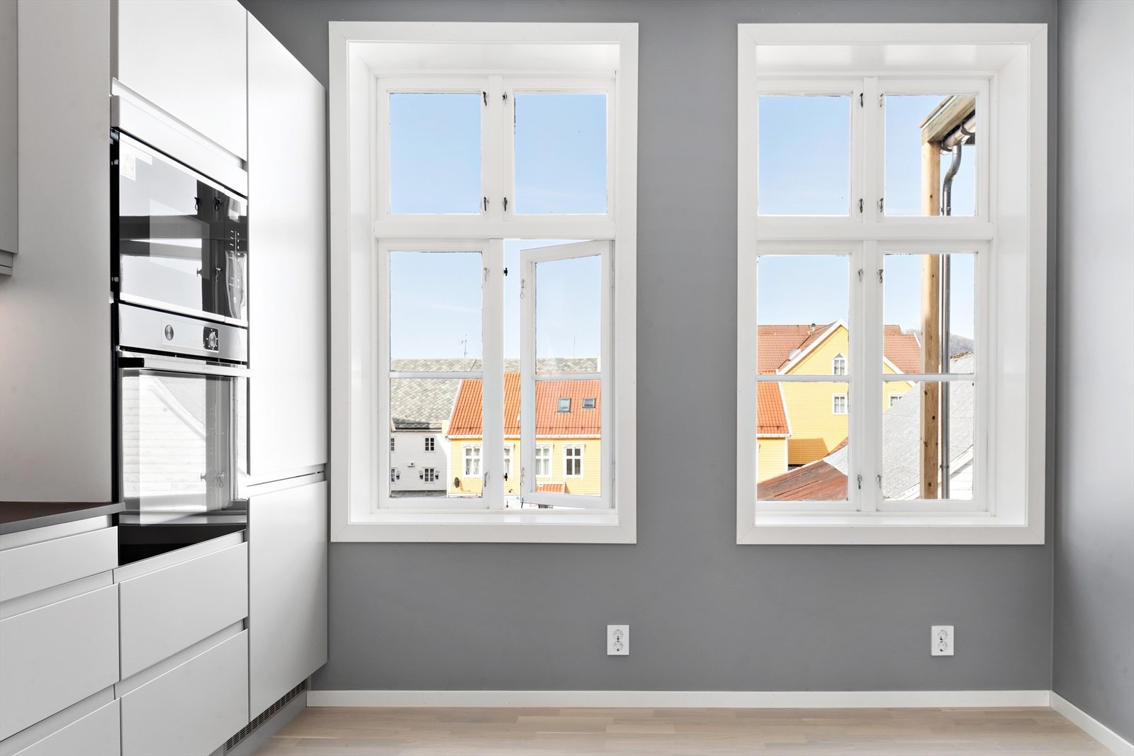 Det er plass til spisebord i kjøkken Galleribilde