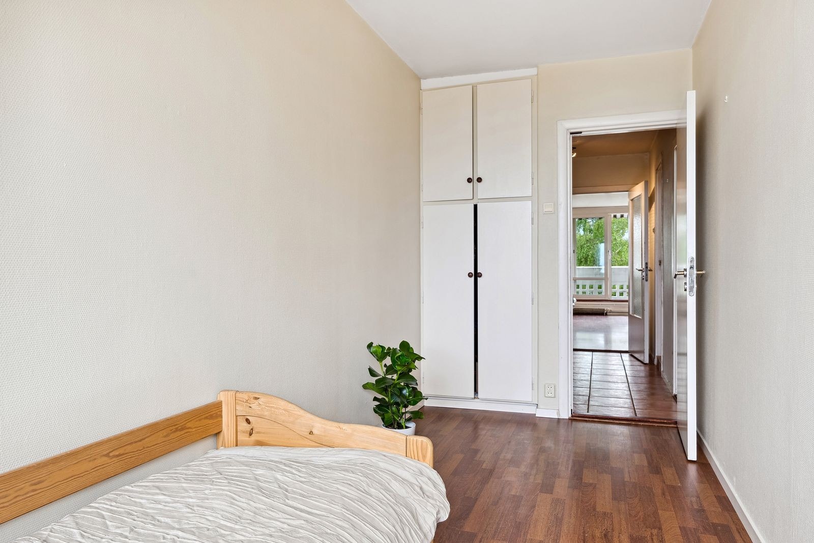 Soverom nr 2 er romslig med god plass til en seng og en innebygget garderobe. Galleribilde