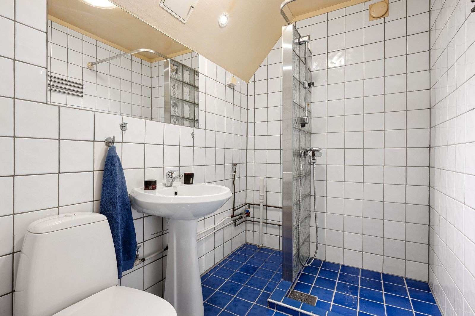 Badet har fliser på vegg og gulv. Badet er antatt modernisert i år 2000 Galleribilde