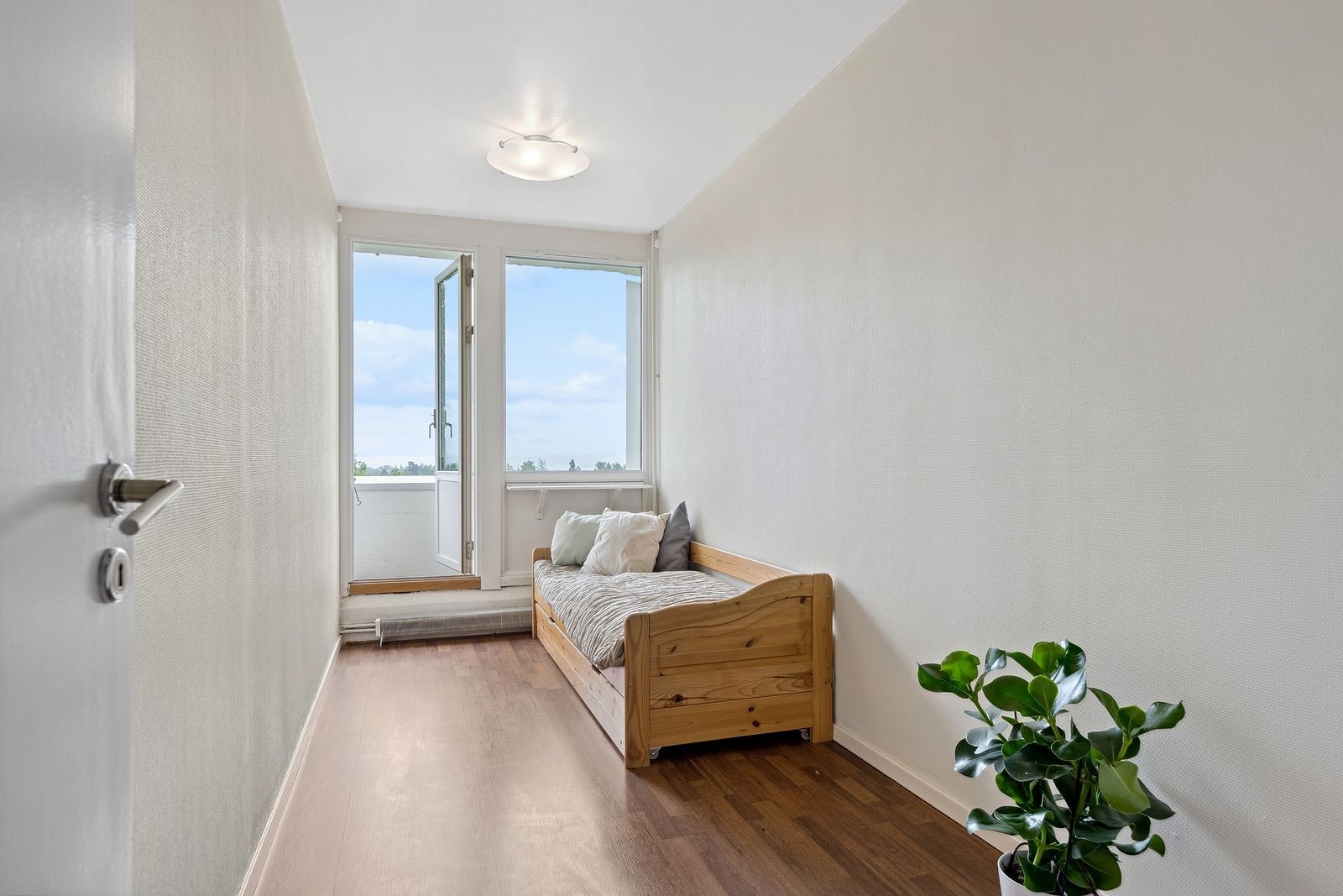 Soverom nr 2 er av god størrelse og har plass både seng, kommode og innebygget klesskap. Utgang til balkongen. Galleribilde