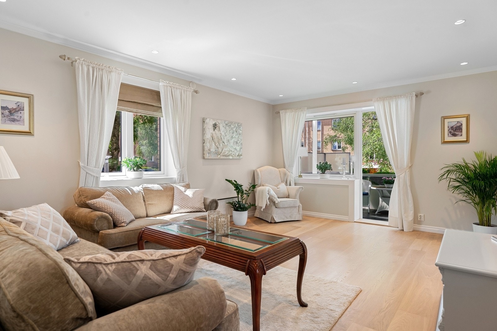 Leiligheten er en gjennomgående endeleilighet med solrik vestvendt balkong på ca 7 kvm. Galleribilde