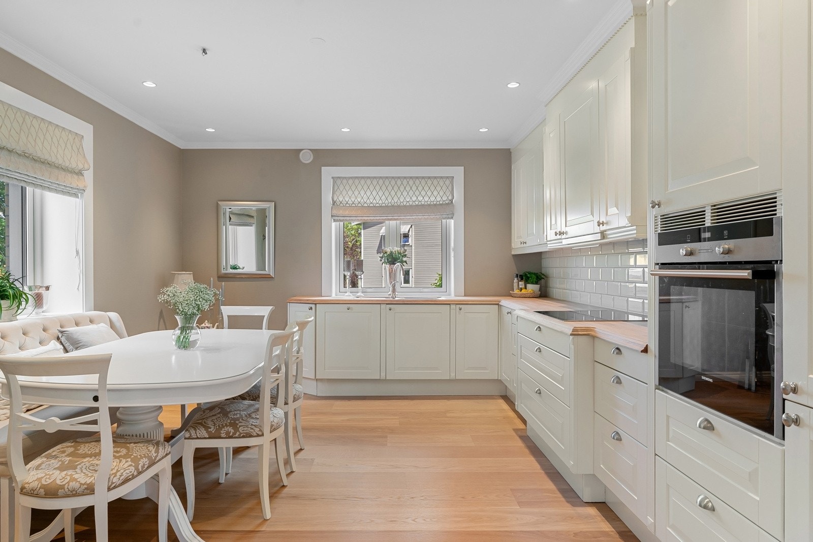 Det er integrerte hvitevarer som kjøl/fryseskap, oppvaskmaskin, platetopp og stekeovn, samt kjøkkenventilator med kullfilter. Galleribilde