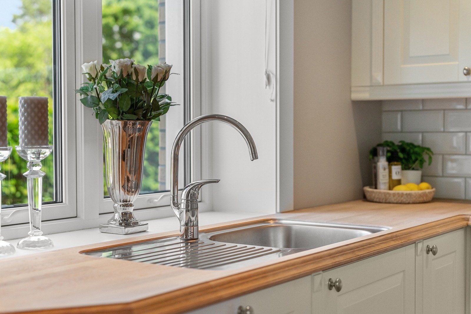 Benkeplaten er av heltre, pusset og oljet i 2024. Galleribilde