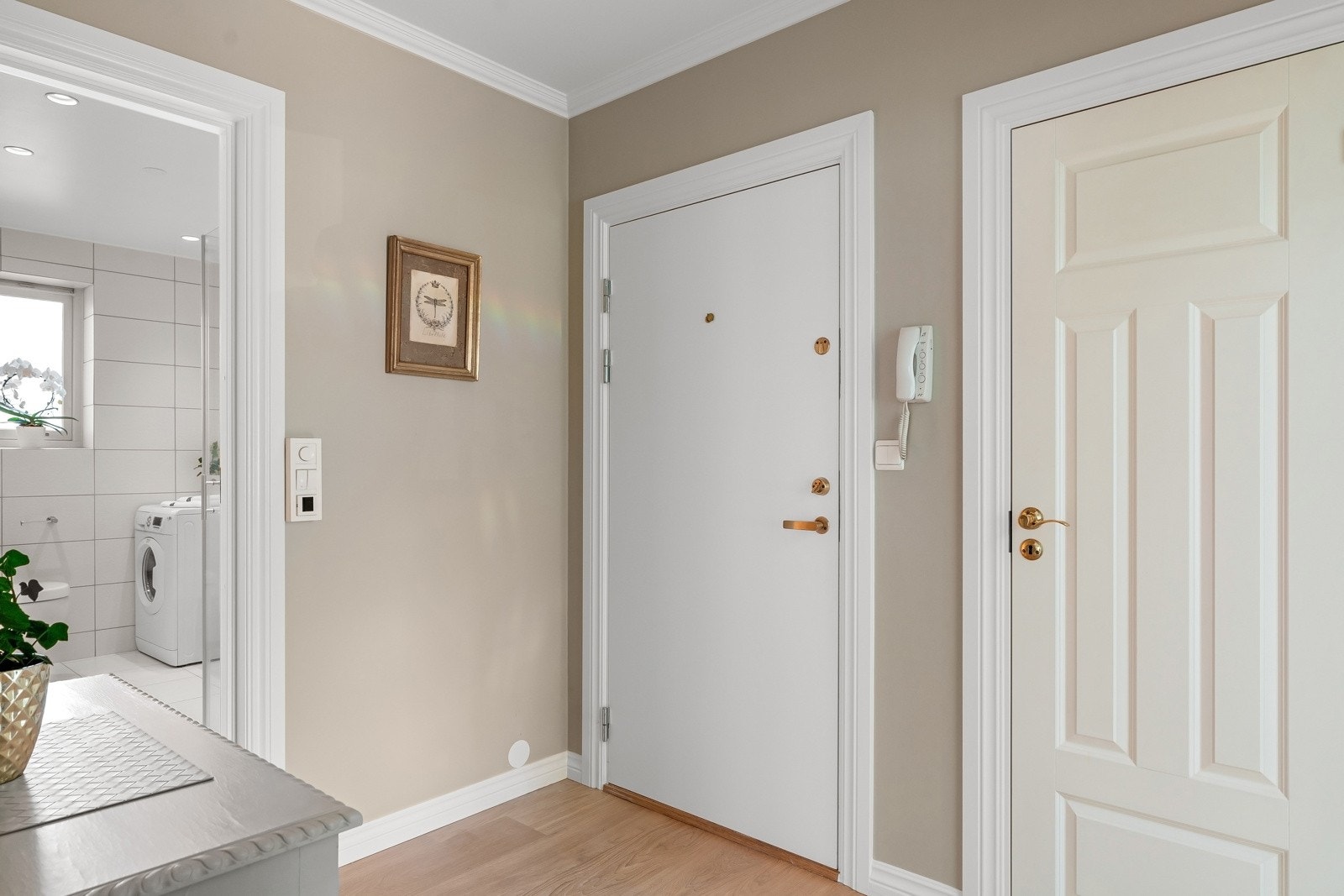 Stor entré med innvendig bod. Galleribilde