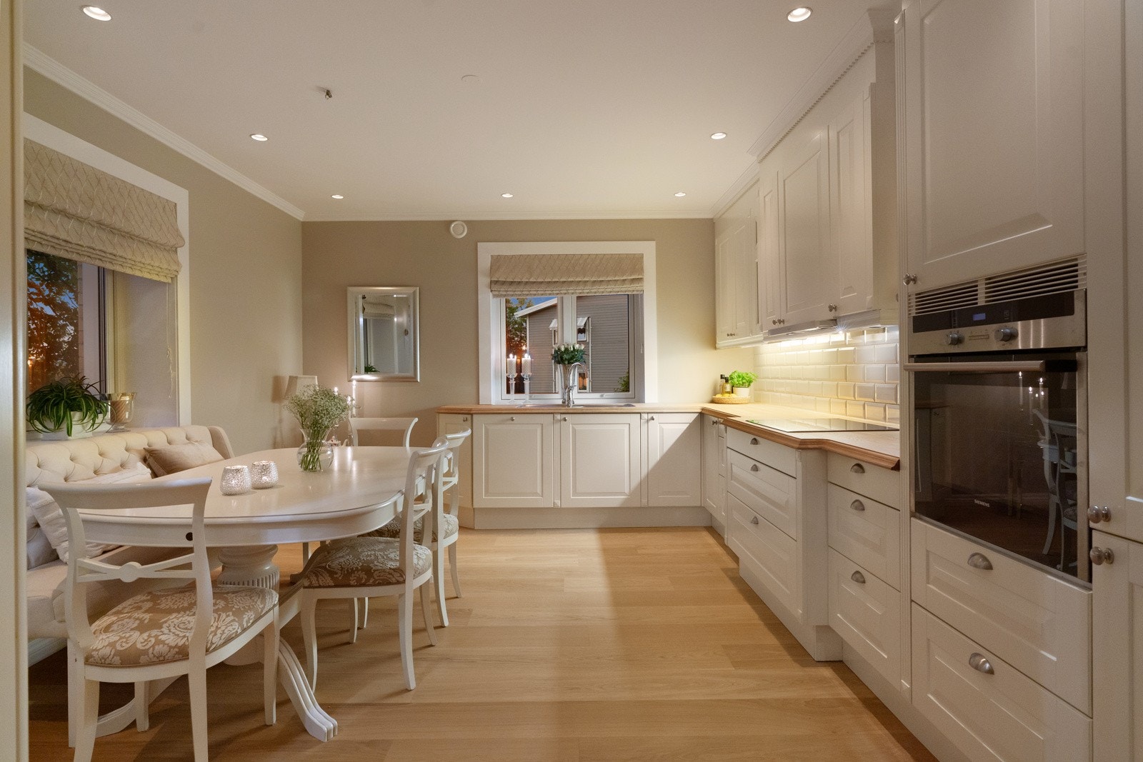 Påkostet Sigdal Herregårds kjøkken fra 2009. Galleribilde